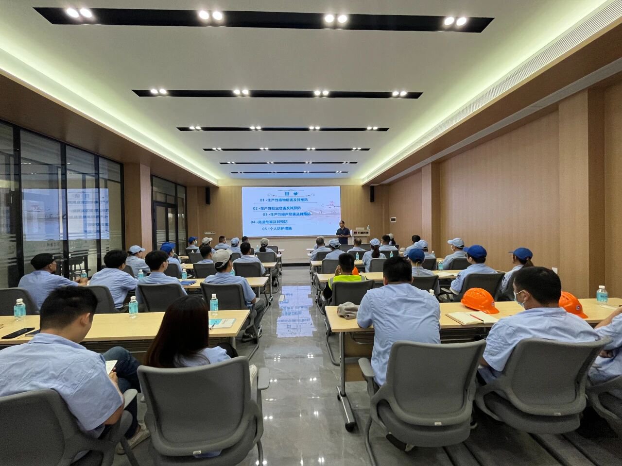 開展職業(yè)健康安全防范知識(shí)普及培訓(xùn)